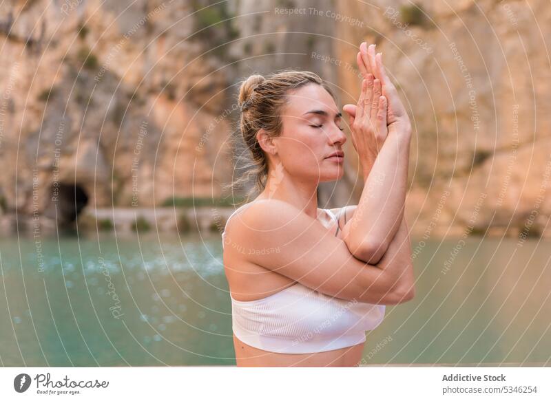 Fit Frau übt Yoga auf Pier Windstille üben Zen Gesundheit Asana Harmonie Wellness meditieren See Berge u. Gebirge Charco Azul Pose Spanien Valencia Adler-Pose