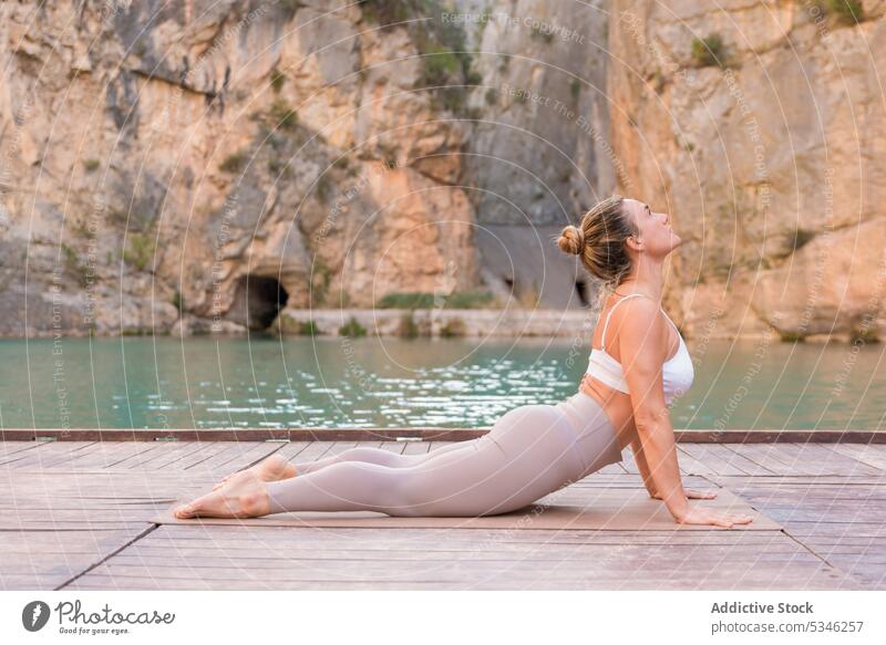 Flexible Frau übt Yoga-Asana im Freien üben schlank Dehnung Wellness Charco Azul Zen Kobra-Pose See Berge u. Gebirge Sportkleidung Natur Harmonie