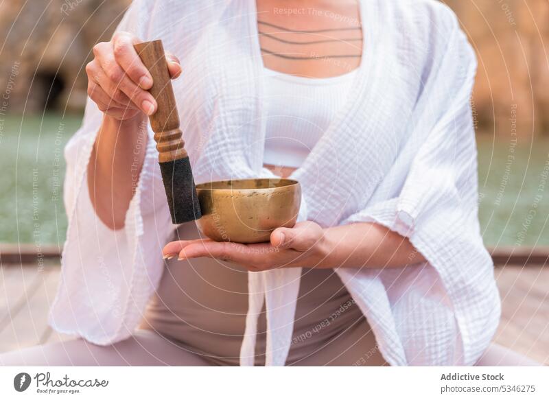 Crop-Frau mit Klangschale Yoga meditieren Sprit Zen üben Pose Asana Tibet Energie Harmonie Windstille beige Gesundheit Bluse weiß Schalen & Schüsseln Hobby