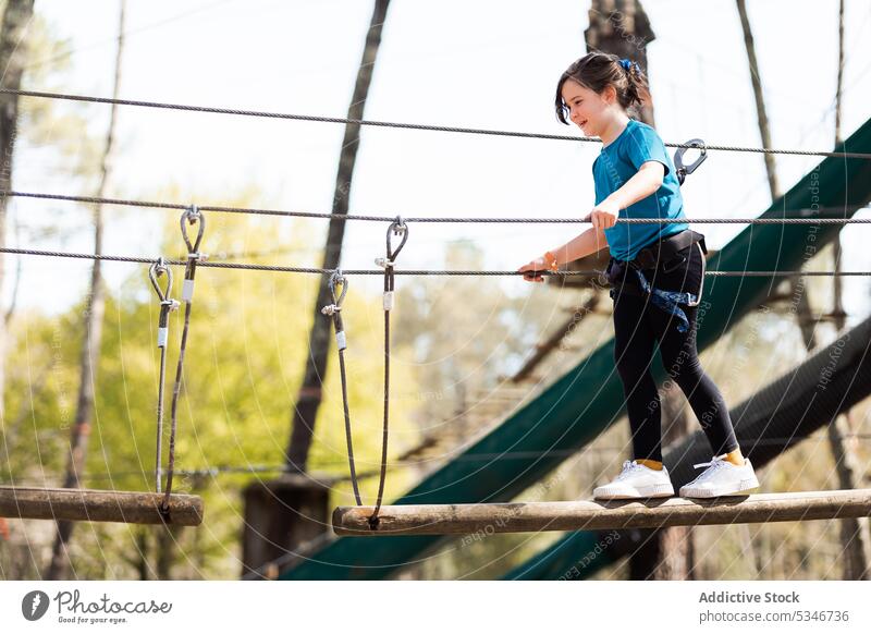 Mädchen balanciert auf Holzstamm in Seilpark Park Totholz Gleichgewicht Sicherheit Konzentration Kind Sommer Gerät Natur Aktivität Kindheit unterhalten aktiv
