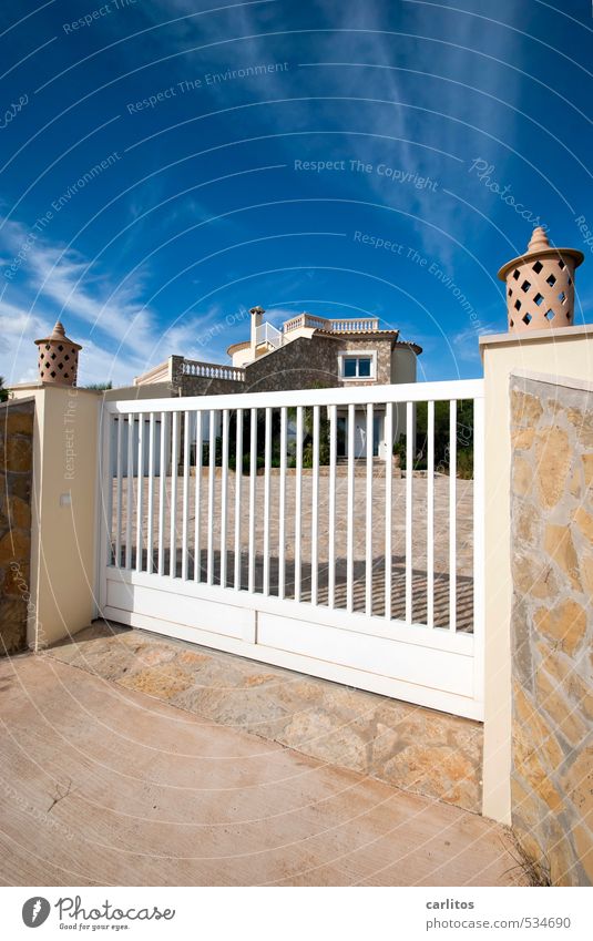 Hinter Gittern Himmel Sommer Schönes Wetter Wärme Haus Traumhaus Mauer Wand Fassade ästhetisch Tor Eingangstor Villa mediterran Mallorca