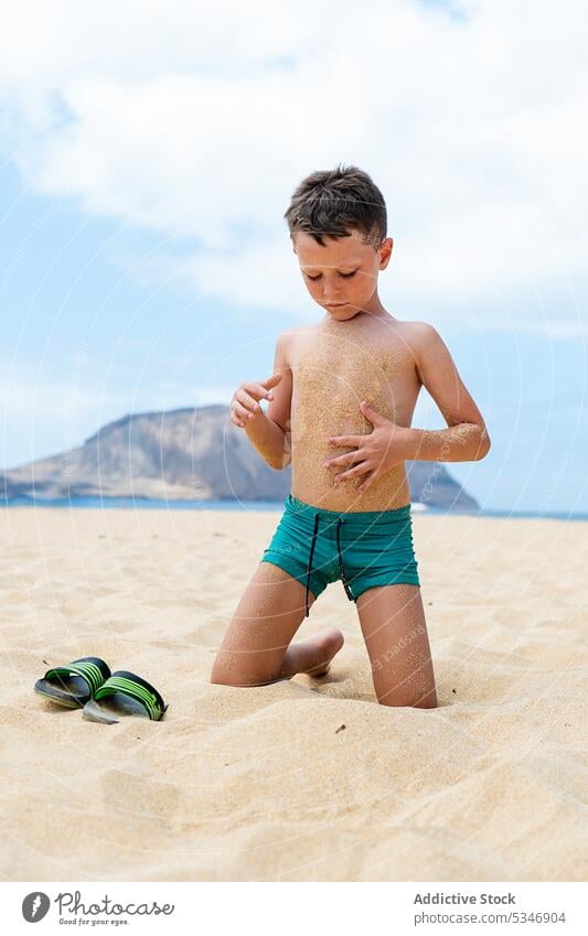 Kleiner Junge sitzt am Sandstrand Strand MEER nass Resort Kind Küste Meeresufer Sommer Seeküste Ufer ohne Hemd Wasser Sommerzeit Vergnügen Kindheit Natur