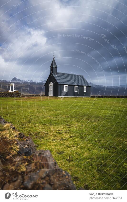 Schwarze Kirche von Búðir Budir Budir-Kirche budakirkja Island Snæfellsnes einsam Wahrzeichen reisen Tourismus Landschaft schwarz Friedhof Kapelle Christentum