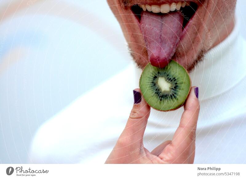 Zunge leckt Kiwi ll schmecken gut Obst Vitamine sexy Mund Zähne Fingernägel Hingabe frech Sex Oralsex Theater lustig rausstrecken zunge zeigen