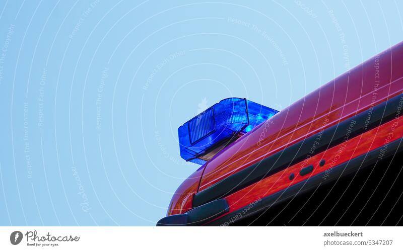 Blaulicht am Rettungswagen oder Feuerwehrauto blaulicht einsatzfahrzeug retten Fahrzeug Deutschland Krankenwagen Licht Notfall Polizei PKW Dach Top