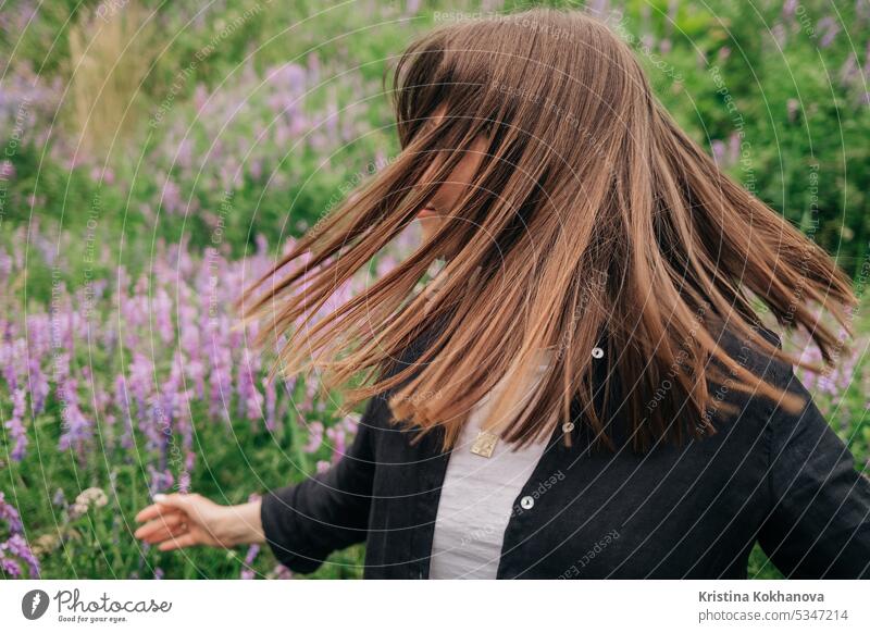 Schönes natürliches Haar. Frau schüttelt den Kopf, tanzen auf Natur Hintergrund. schön Schönheit Mode Behaarung Frisur Pflege Salon Stil Gesicht Mädchen