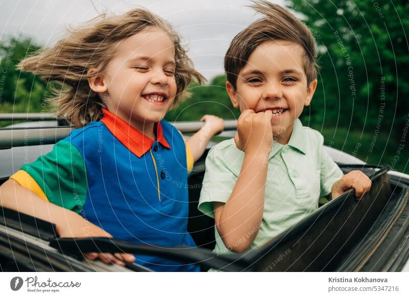 Adorable glückliche kleine Jungen Kinder in offenen Auto Schiebedach während der Reise PKW reisen Familie Menschen Fahrzeug jung sorgenfrei Freiheit Ausflug