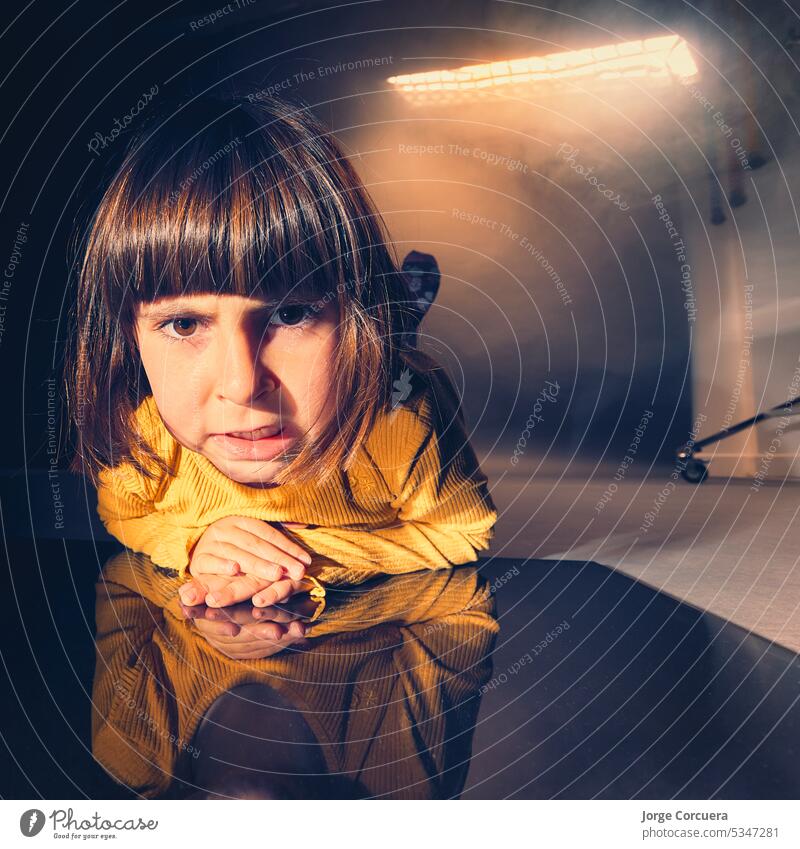 portrait eines mädchens, auf dem boden eines fotostudios liegend, mit rauch. quadratisches format traurig deprimiert Person jung Mädchen Frau allein Gesicht