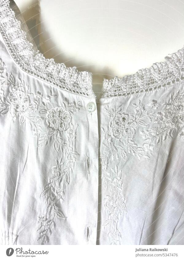 Spitze auf einer Bluse Punkt Stoff Bekleidung Unterwäsche weiß feminin hübsch Mode Detailaufnahme Stil elegant Frau Knöpfe Kleid Weben Oberfläche Material