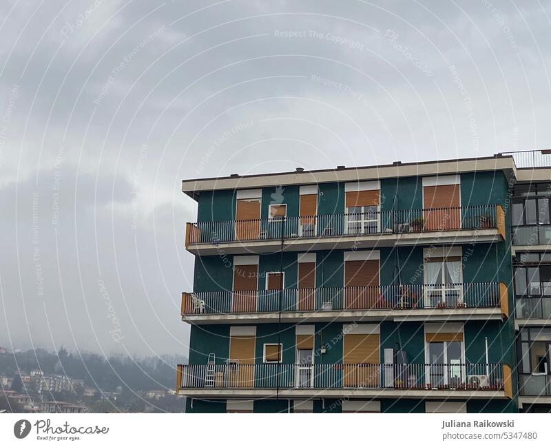 grünes Hochhaus in Italien Architektur Moderne Architektur Fenster Haus Menschenleer farbe Gebäude moderne Bauhaus Farbfoto ästhetisch Balkon Plattenbau neues