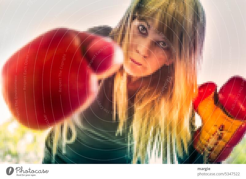 Stop! Frau im Boxtraining mit Boxhandschuhen, verpixelt Boxen - Sport Sport-Training sportlich Fitness Erwachsene Gesundheit Sportbekleidung attraktiv üben