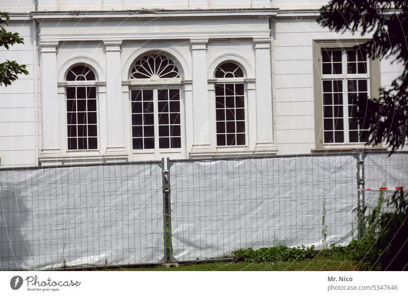 Das weiße Haus Gebäude Weißes Haus historisch Herrenhaus Architektur Fassade Fenster Bauwerk Zaun Sichtschutzzaun renovierung Sicherheit Schutz privat