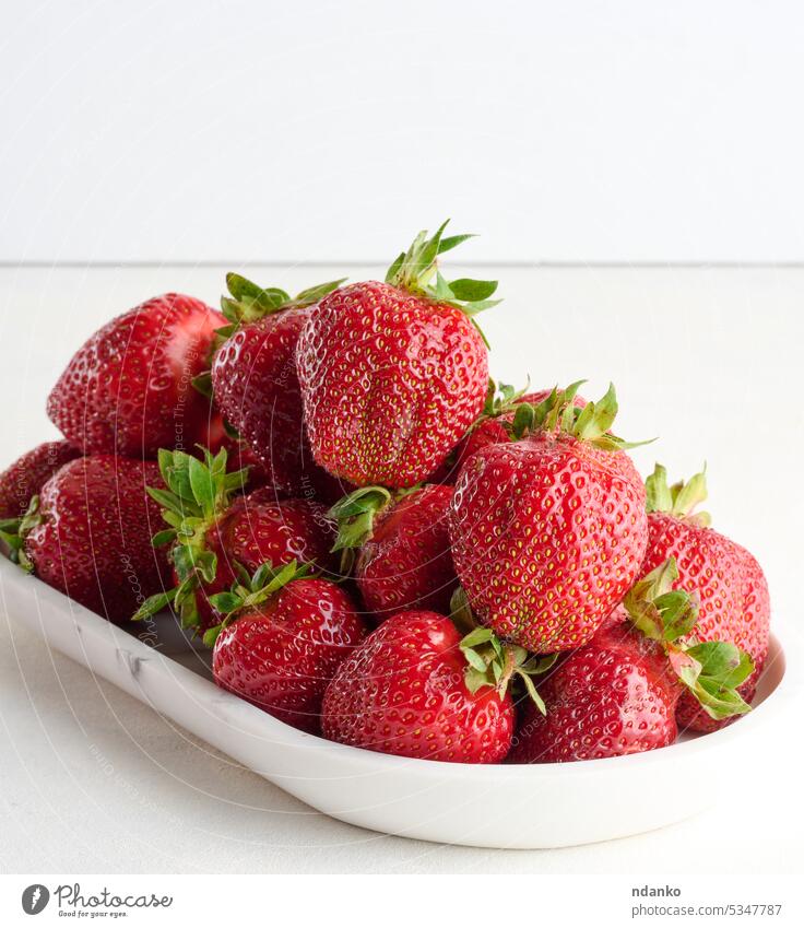 Reife rote Erdbeere auf weißem Hintergrund Erdbeeren reif Beeren Frucht Lebensmittel frisch Diät saftig Frische süß roh Ernte niemand