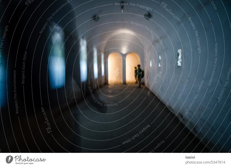 Menschen leicht verschwommen in einem alten dunklen Gang II Untergrund Architektur Fußgänger Unterführung Silhouette Durchgang Tunnelblick Tunnelbeleuchtung