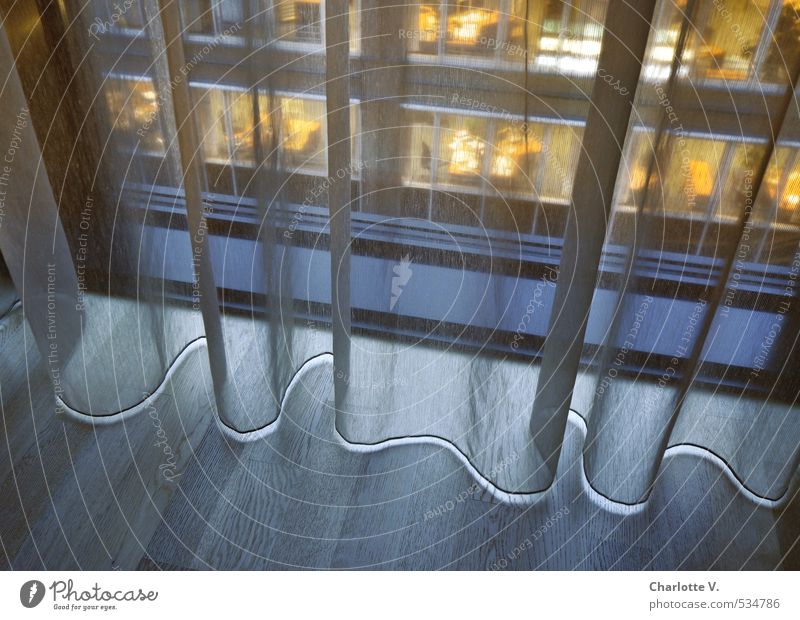 Lichtband Stadtzentrum Hochhaus Fassade Fenster Bodenbelag Fensterrahmen Holz Glas beobachten leuchten hoch kalt modern unten weich blau gelb ästhetisch Vorhang