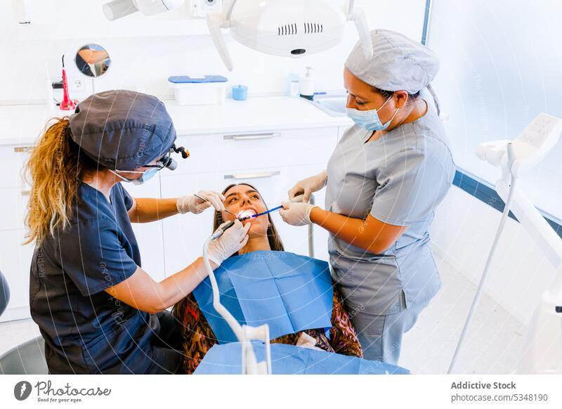 Zahnärztinnen behandeln Zähne eines Patienten im Krankenhaus Zahnarzt geduldig Klinik Verfahren Leckerbissen Ernennung Spezialist Frauen Arzt behüten