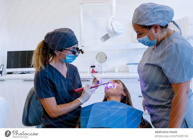 Zahnärztinnen behandeln Zähne eines Patienten im Krankenhaus Zahnarzt geduldig Klinik Verfahren Leckerbissen Ernennung Spezialist Frauen Arzt behüten