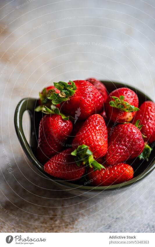 Frische Erdbeerfrüchte in der Schale Erdbeeren Beeren Schalen & Schüsseln Keramik abschließen Dessert Entzug Diät essen Essen Lebensmittel Frucht Feinschmecker