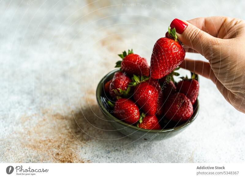 Frische Erdbeerfrüchte in der Schale Frau Halt Erdbeeren Beeren Schalen & Schüsseln Keramik abschließen Dessert Entzug Diät essen Essen Lebensmittel Frucht