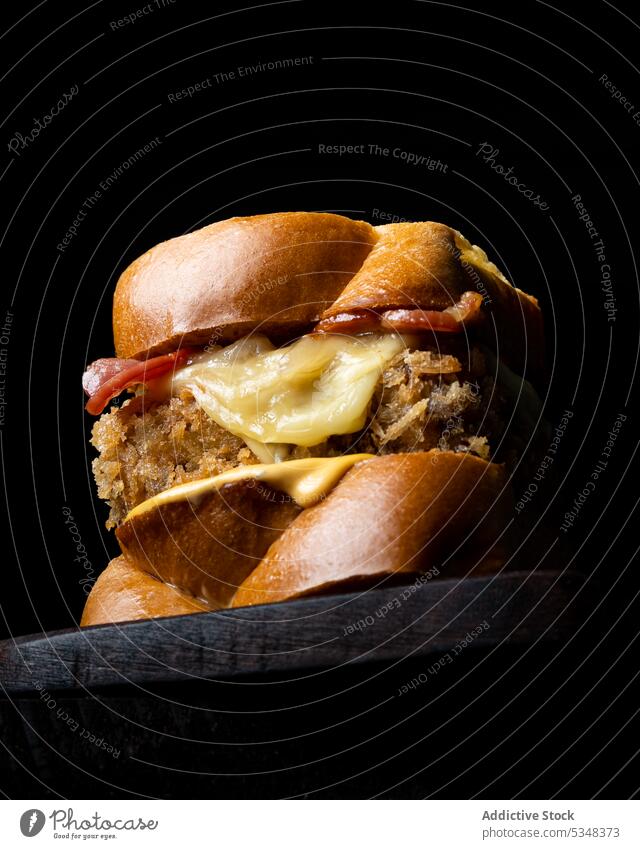 Appetitlicher Hamburger mit Käse auf dem Teller Burger Lebensmittel Speck appetitlich lecker geschmackvoll Mahlzeit Fastfood Pastetchen Snack Belegtes Brot