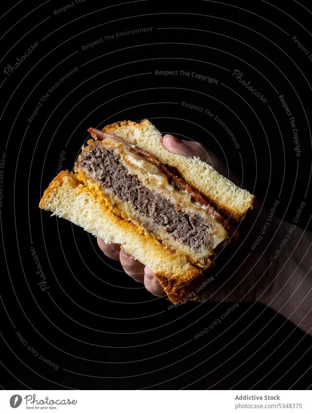Crop Person mit leckerem Sandwich anonym Belegtes Brot Lebensmittel Burger appetitlich Speck geschmackvoll Mahlzeit Fastfood Pastetchen Snack Mittagessen Käse