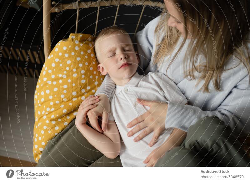 Mutter mit schlafendem Sohn im Hängesessel sich[Akk] entspannen ruhen hängen Stuhl Liebe Pflege Frau Zusammensein Bonden Mittagsschlaf Kind Junge Komfort lässig
