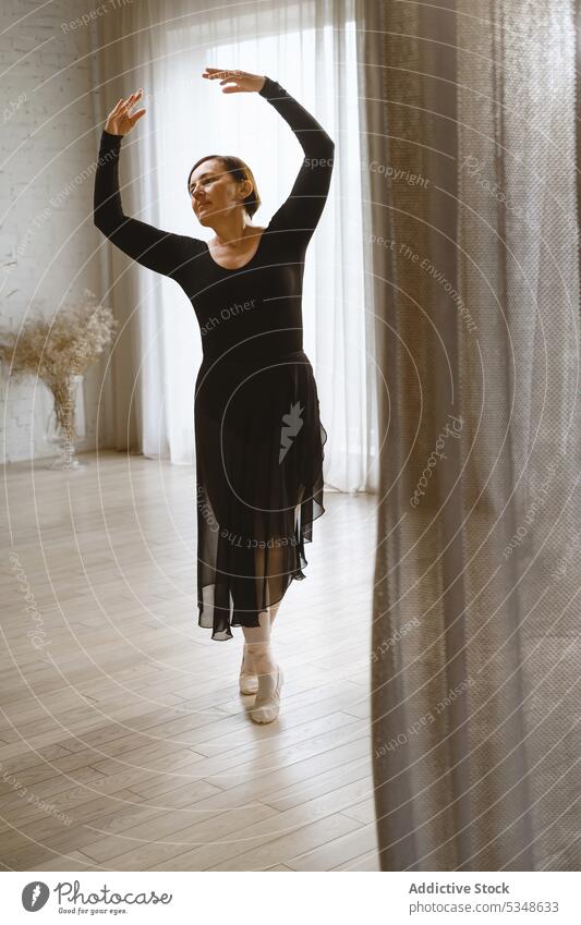 Anmutige Ballerina tanzt im Studio Frau Choreographie Tanzen Tänzer Balletttänzer Atelier ausführen auf Zehenspitzen Probe üben elegant klassisch Gleichgewicht