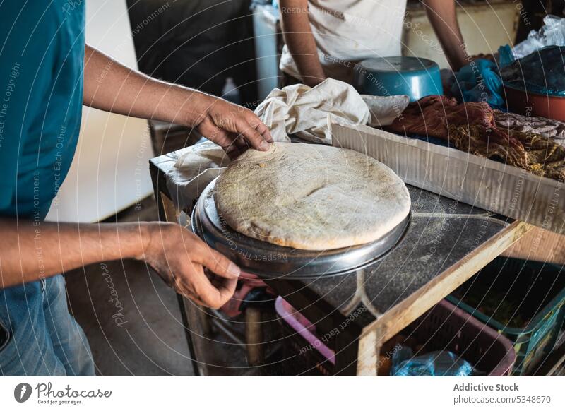 Geschnittener Mann beim traditionellen Brotbacken Tradition vorbereiten lokal Koch Teigwaren Bäcker Küche Aufstrich roh Rezept kulinarisch Bäckerei Marrakesch