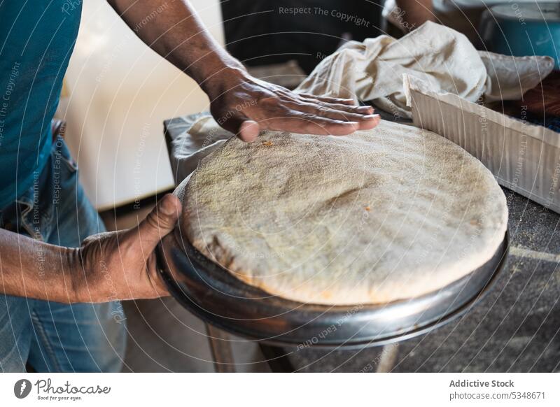 Erntemann beim traditionellen Brotbacken Mann Tradition vorbereiten lokal Koch Teigwaren Bäcker Küche Aufstrich roh Rezept kulinarisch Bäckerei Marrakesch