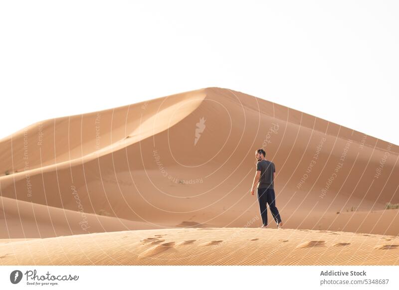 Mann steht auf sandigem Boden Person Reisender wüst Sand Düne Tourist trocknen Himmel Sommer Ausflug wolkenlos Marrakesch Marokko Spaziergang Großstadt reisen