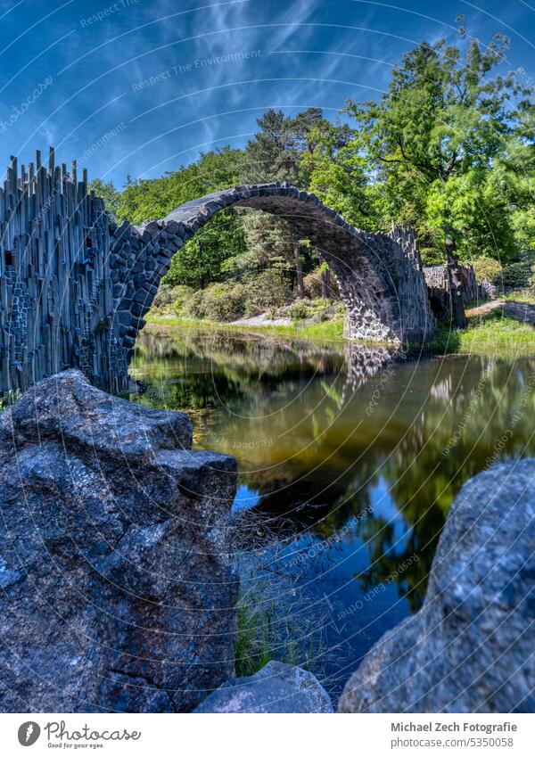 Die Rakotz-Brücke, auch als Teufelsbrücke bekannt, in Kromlau Deutschland Natur Landschaft reisen Wald Wahrzeichen See Wasser Reflexion & Spiegelung kromlau