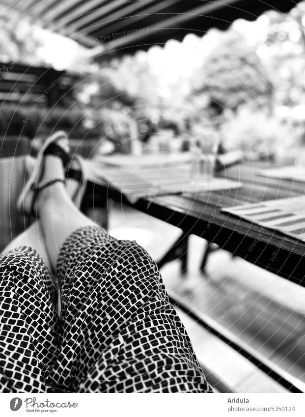 Chillen auf der Terrasse s/w Erholung Sommer entspannen Zufriedenheit Pause ausruhen Füße hoch Sandalen Tisch Beine Garten zuhause Fuß Ferien & Urlaub & Reisen