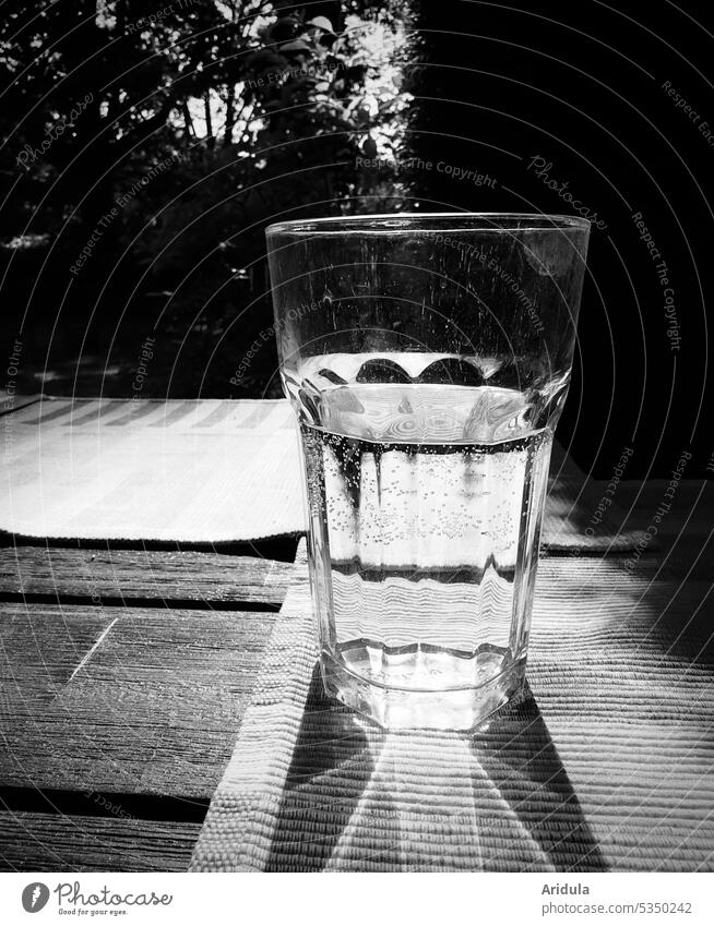 Glas und Licht No. 2 Sonne Reflektion s/w Schatten Schattenspiel Lichtspiel Sonnenlicht Sommer Tisch Terrasse Gegenlicht Trinkglas durchsichtig Muster Bäume