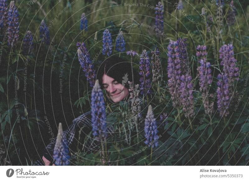 in einem Feld mit Lupinen IV Selbstporträts Lächeln Augen geschlossen Lupinenfeld Blumen Natur grün dunkel