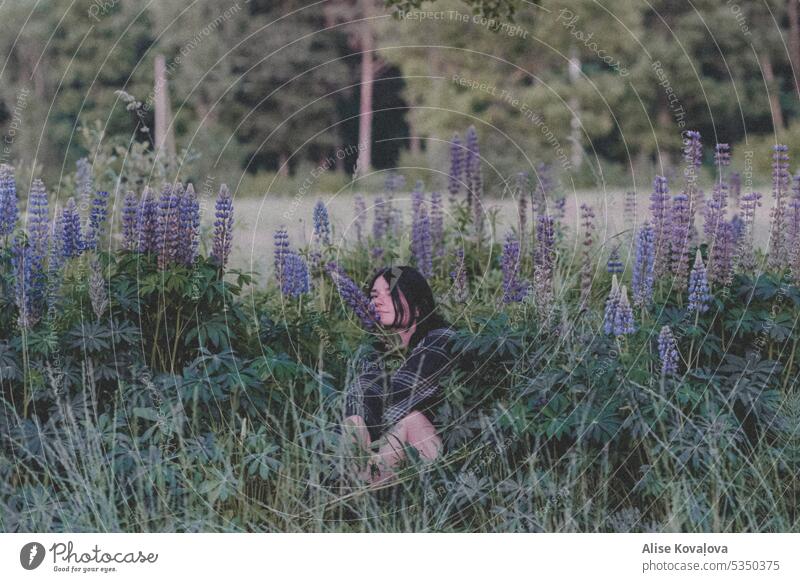 in einem Feld von Lupinen Porträts Selbstporträts Blume Blumenfeld Bäume Wiese Mädchen dunkles Haar