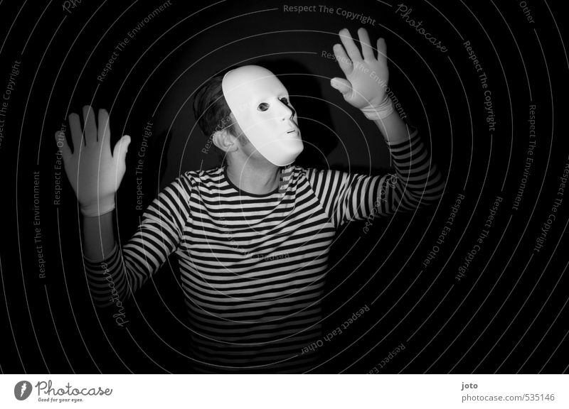 pantomime I Spielen Entertainment Mann Erwachsene Maske Handschuhe dunkel gruselig lustig Neugier Überraschung Angst Freizeit & Hobby Freude stagnierend