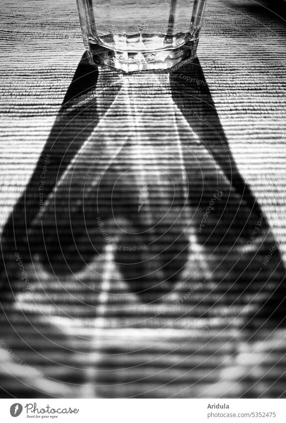 Glas und Licht No. 1 Sonne Reflektion s/w Tisch draußen durchsichtig schwarz Trinkglas Tischdecke Muster Struktur Schatten Sonnenlicht Schattenspiel Lichtspiel