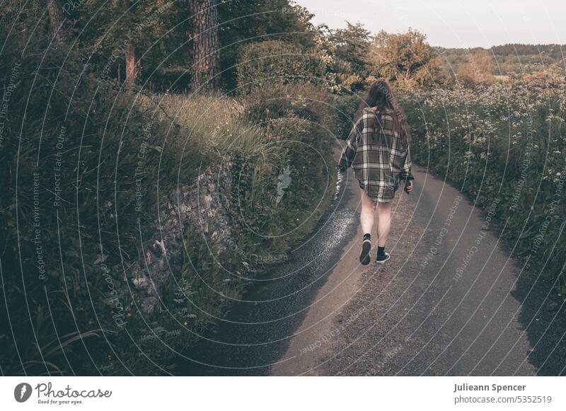 Mädchen im Karohemd eines Mannes geht über einen Feldweg junger Erwachsener Hemd nackte Beine abseits der ausgetretenen Pfade Landschaft Spaziergang laufen