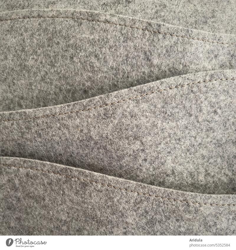 Filzwellen | grau in grau Wellen Stoff Material Wolle Naht Stuktur Strukturen & Formen Detailaufnahme abstrakt Muster Hintergrund Textil