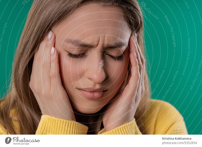 Hübsche Frau leidet unter Kopfschmerzen. Migräne, Schläfenmassage, Magnetstürme Schmerzen Erwachsener attackieren attraktiv schön Clusterkopfschmerzen Krise