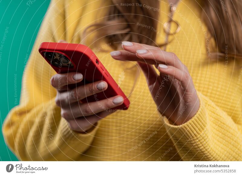Hände der Frau surfen Internet auf Smartphone. Mädchen auf blauem Hintergrund. Erwachsener App Junge Anruf sorgenfrei Kaukasier Funktelefon Mitteilung