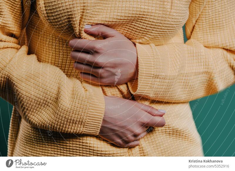 Frau drückt Bauch Hände wegen Bauchschmerzen. Leidet unter Bauchschmerzen. Unterleib abdominal Schmerzen Erwachsener asiatisch Hintergrund schön Bett Pflege