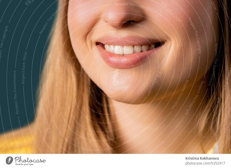 Mund der charmanten lächelnden blonden Frau. Perfekte gesunde Zähne, Lippen, freundliches Lächeln attraktiv schön Schönheit Pflege Karies Kaukasier heiter