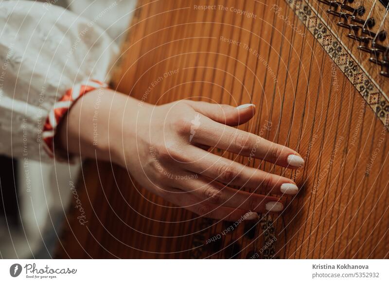 Frau spielt auf dem traditionellen ukrainischen Instrument Bandura oder Pandora akustisch Kunst bandura Bandurist klassisch Klassik Nahaufnahme Konzert Kultur