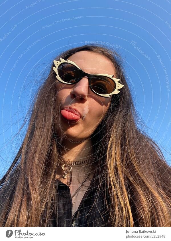 Selfie mit verrückter Sonnenbrille selfie Frau Mensch Erwachsene Porträt Lifestyle schön Mädchen Fröhlichkeit 18-30 Jahre Haarsträhne Stil authentisch