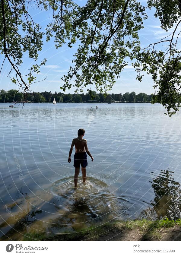 Kindheit &  Jugend | Endlich Sommer! | ein Junge geht im See baden. Jugendlicher schwimmen Schwimmen & Baden Ferien & Urlaub & Reisen Freude Sommerurlaub nass