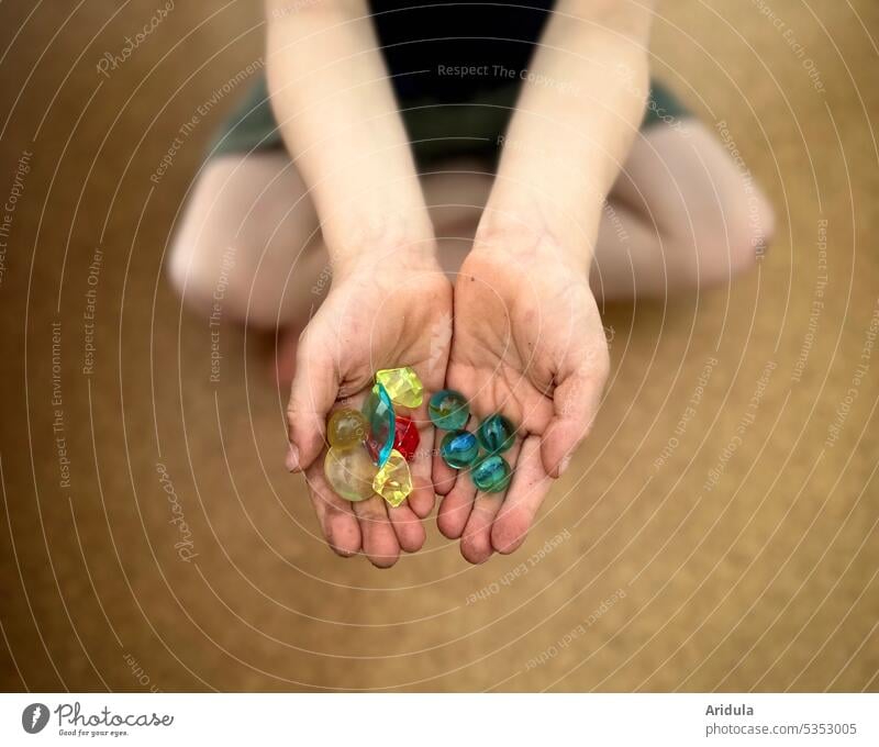 Kind mit kleinen bunten Schätzen in den Händen No. 2 Kindheit Schatz Schatzsuche finden suchen buddeln graben verstecken Beine schmutzig stolz Murmeln spielen