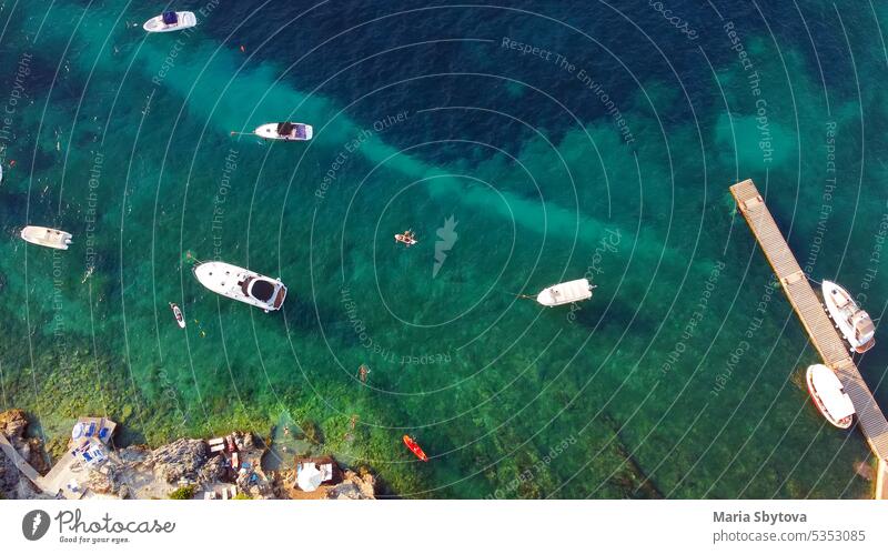 Luftaufnahme der Küste des Mittelmeers. Strand Resort Urlaub. Drone Ansicht von Kajaks, Kanus, sups, Boote, Schwimmen Menschen in blauem Wasser. Dröhnen MEER