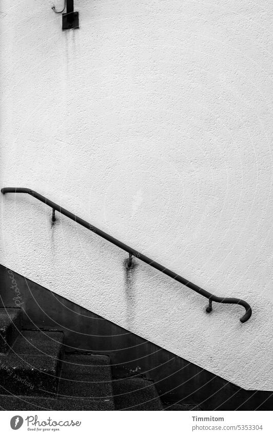 In die Jahre gekommener Handlauf Metall alt Gebäude Wand Treppe Treppenstufen Hilfe Strukturen & Formen grau aufwärts abwärts Menschenleer schwarz Spuren Lampe