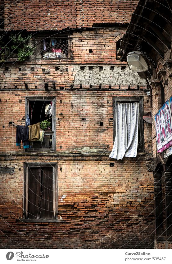 The Face of Kathmandu Nepal Hauptstadt Stadtrand Hochhaus Gebäude Mauer Wand Fenster Armut einfach braun orange Kultur Wohnung Nachbar Stein Steinmauer Vorhang
